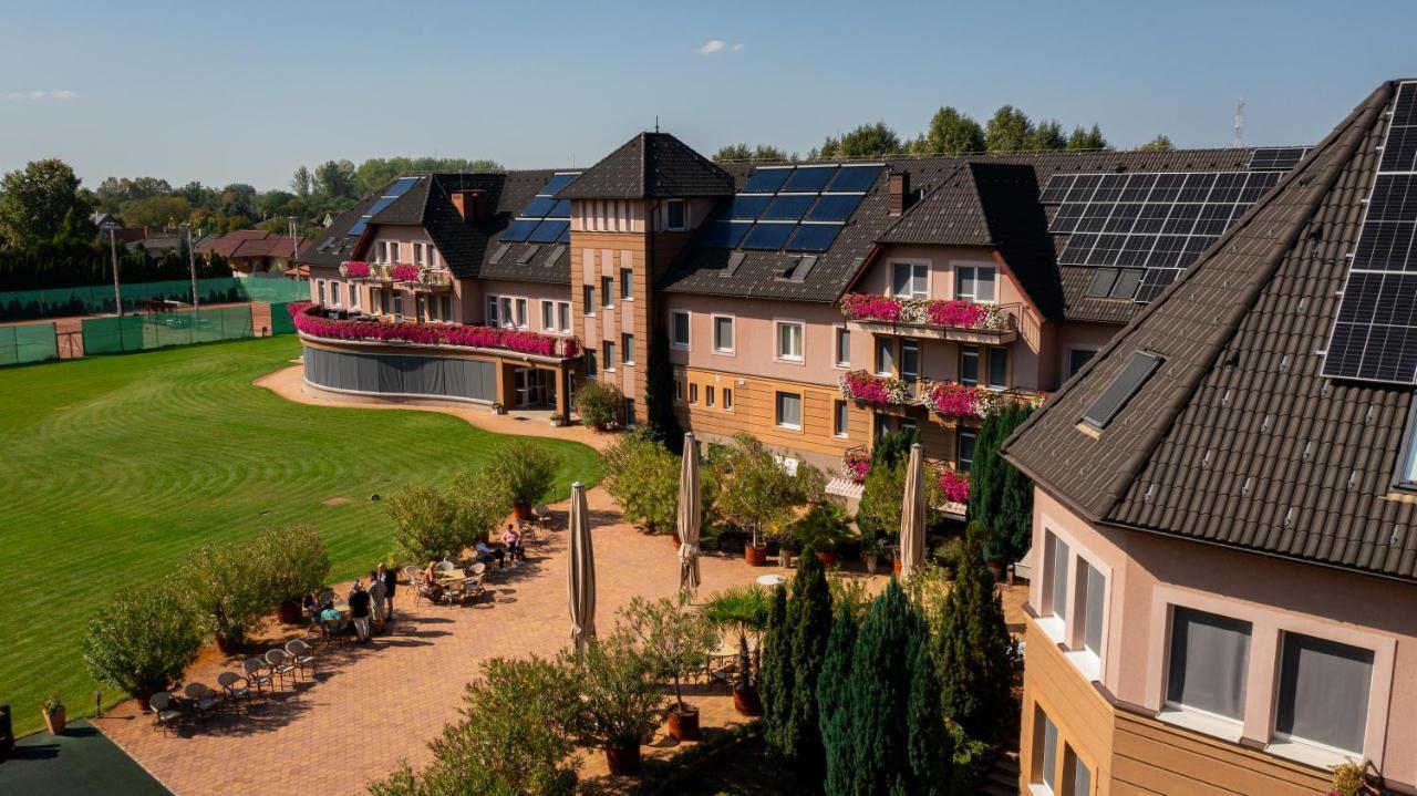Granada Conference, Wellness And Sport Hotel Kecskemet Exterior photo