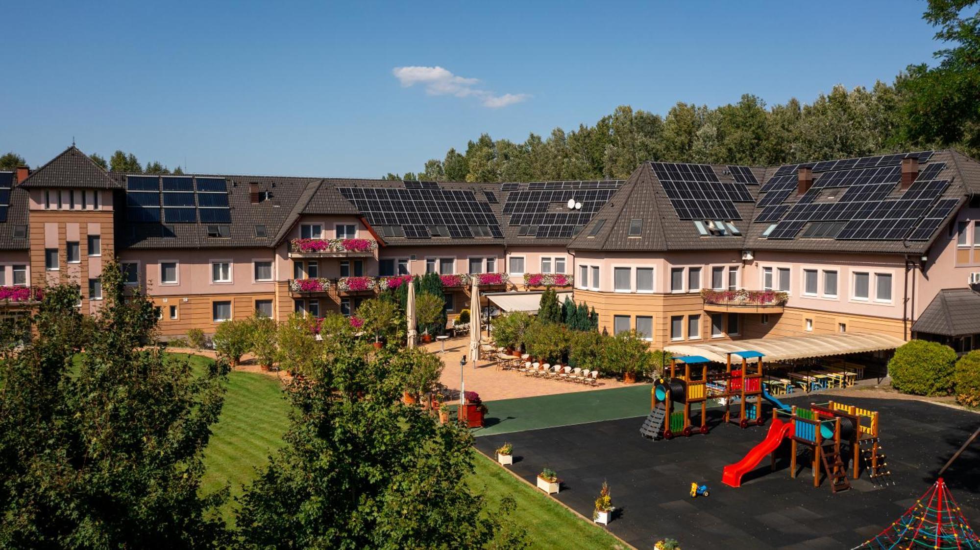 Granada Conference, Wellness And Sport Hotel Kecskemet Exterior photo